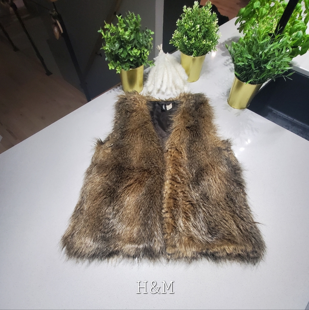 H&M Très belle veste sans manche en fourrure vegan doublée en satin
